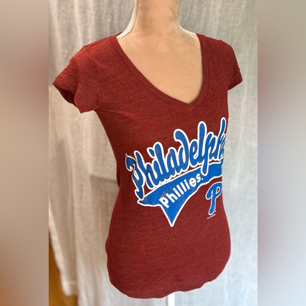 Women’s Philadelphia Phillies Print Short Sleeve V-Neck T-Shirt. Size Small